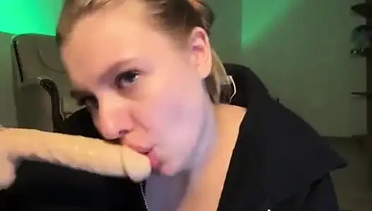 Jucielussie Deepthroat and cumming close up