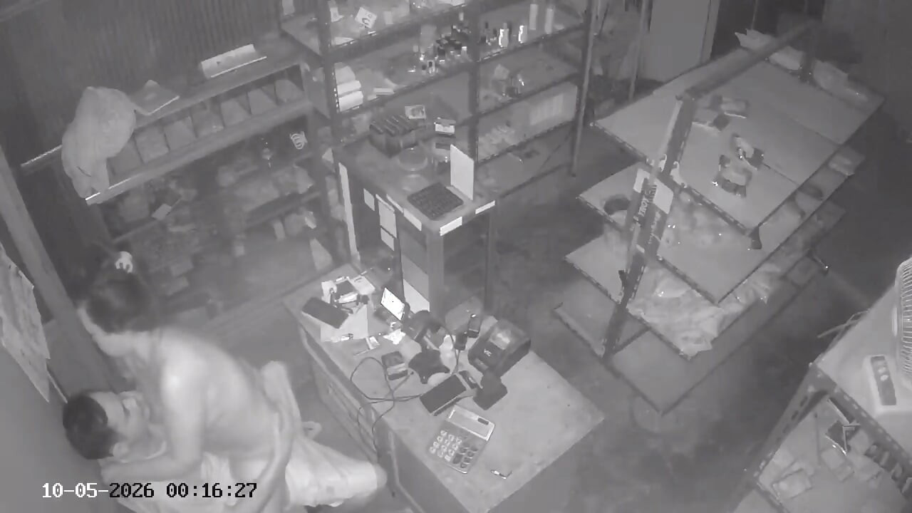 Selingkuh di tempat gelap sama mantan pacar, ternyata ada kamera tersembunyi.