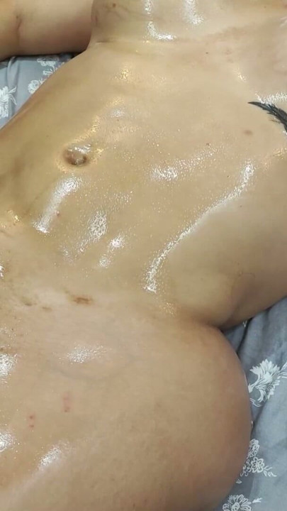 MASSEUSE TAKES ADVANTAGE OF MY STEPMOTHER WITH HER TRANSPARENCY AND ENDS UP PUTTING THE MILK INSIDE HER | Clip 2