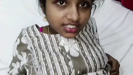 KomşuSudipta'yı onu parmaklarken gördü, arazisini tuttu ve altına çekti, sonra üstüne işedi