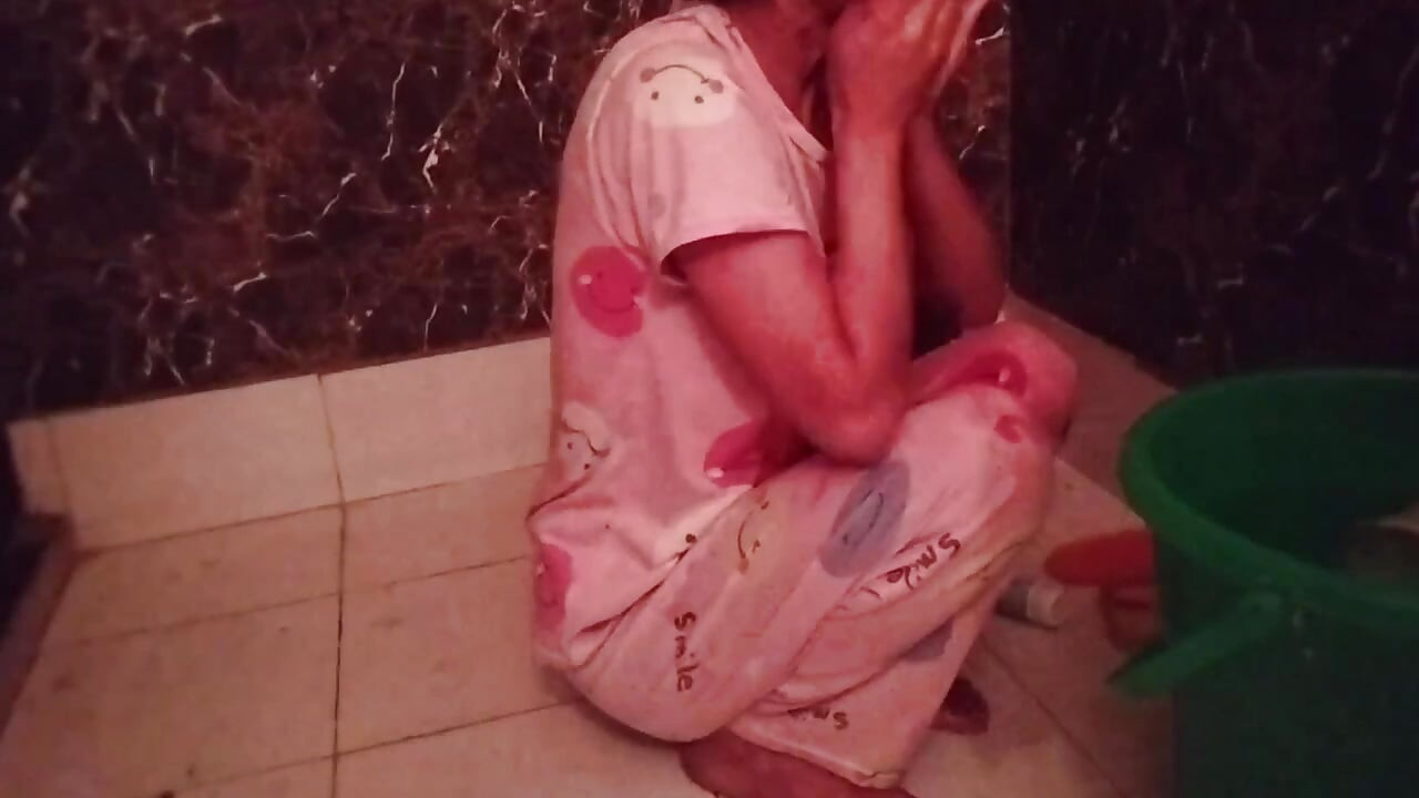 Muslim girlfriend ko bathroom me pakad ke jabar dasti chod diya