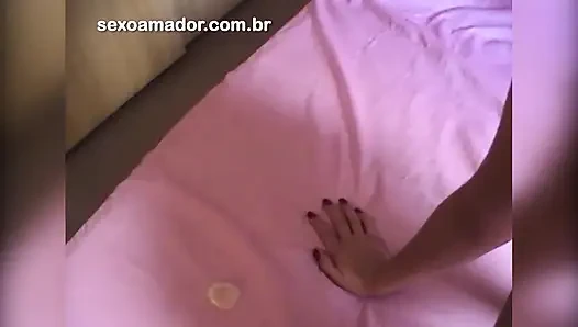 Exhibitionistisches paar lädt freundin ein, junges verheiratetes mädchen zu ficken, während ehemann cuckold filmt