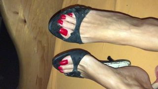 Черные мюли и красные ногти на ногах