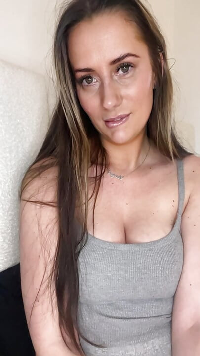 Alătură-te acestei mame sexy excitate pentru distracție de după-amiază