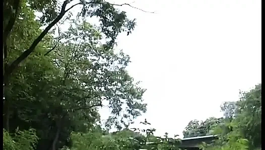 Blondes teen fickt ihren freund, während sie versucht, ihr auto zu reparieren