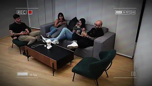 Rumah bercinta, saya meniduri Allison Sweet sementara teman-teman saya memainkannya