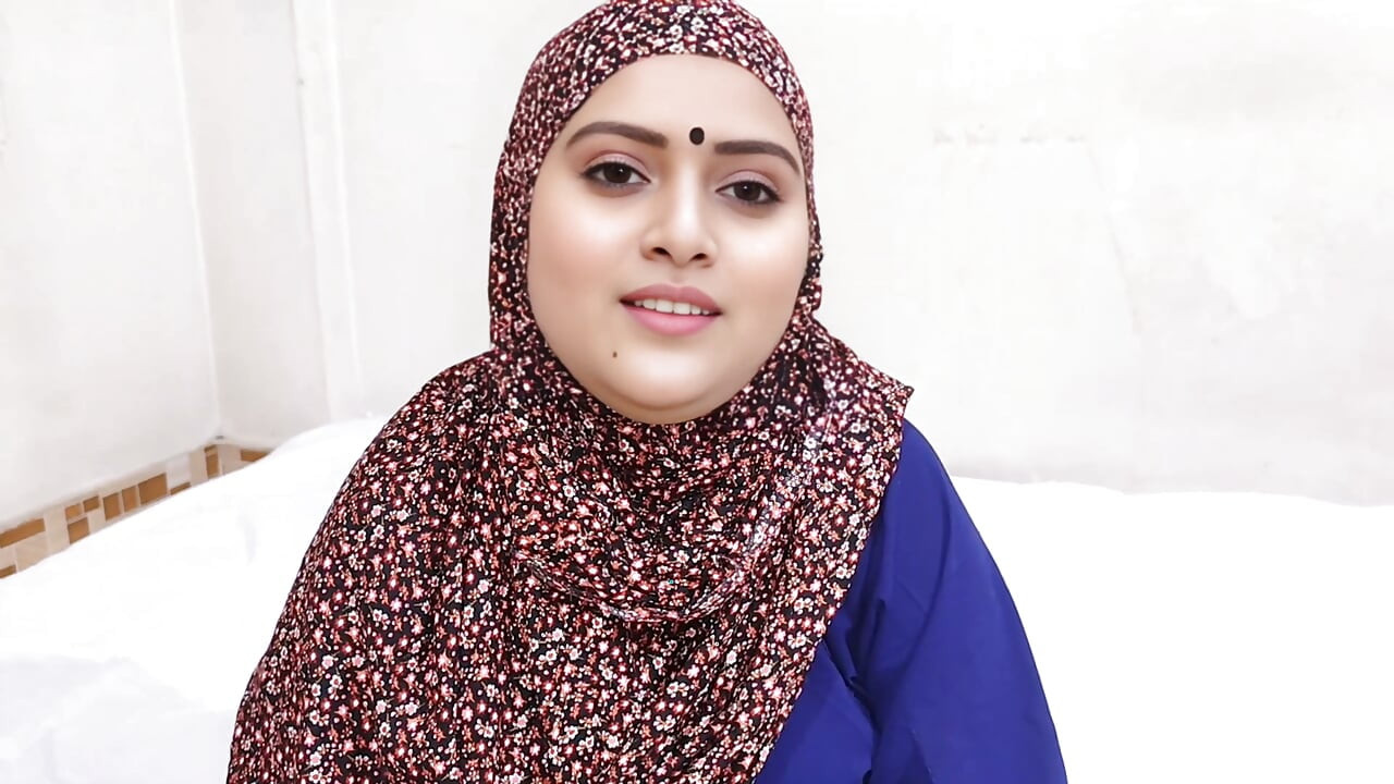 Mătușă musulmană hijabi indiană deshi din sat futută tare în stil doggy style.