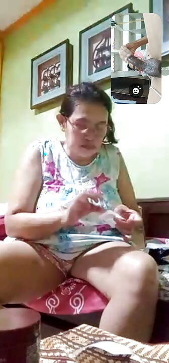 Chúng tôi nói chuyện một chút sau đó chúng tôi làm video sex để giải phóng ham muốn của mình