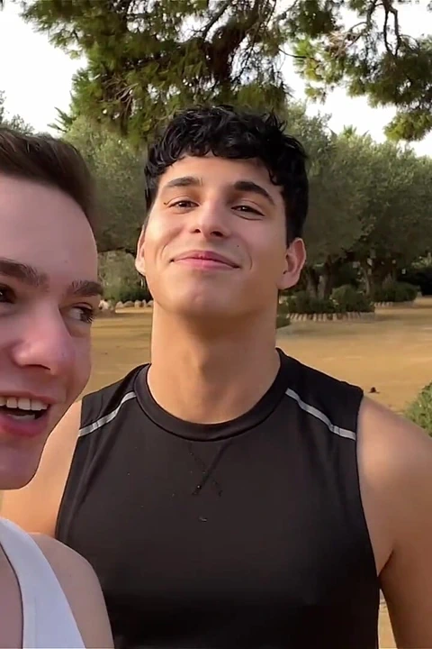 AGF：我和朋友在公园里玩得很开心! 包括尿