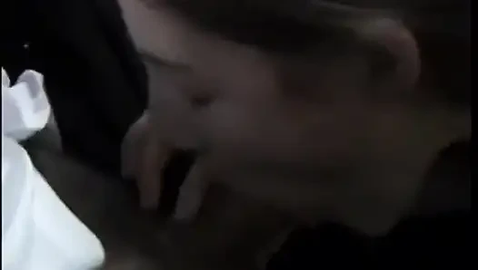 Heißes schätzchen reitet großen schwanz