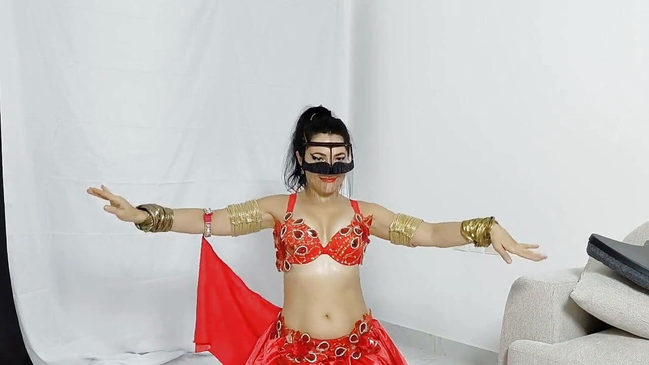 Belleza Oriental Con Velo Se Desnuda Danza Del Vientre Y Temblando El Culo