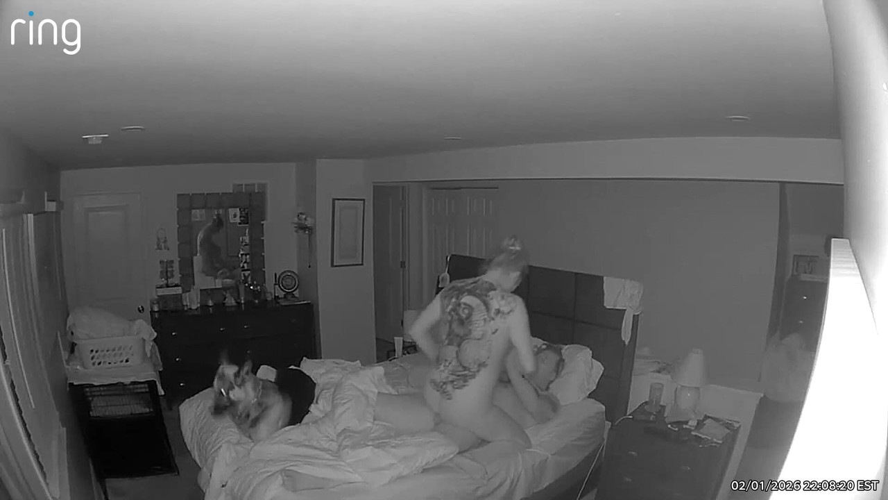 Момиченце винаги иска вниманието на татко