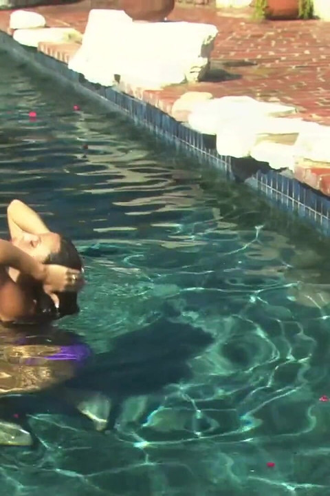 Ver a su hermosa vecina tomando el sol en topless lo hizo querer comer su jugoso coño