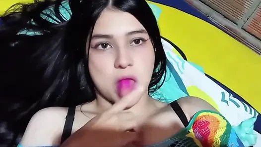 Юная латина соблазняет