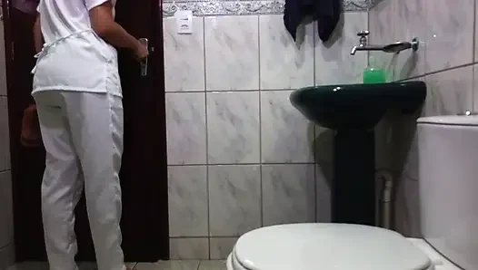 Hizmetçi bulaşık yıkarken götünü kullandırıyor.