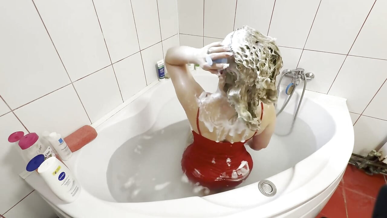 Lagyan ng Langis ang Buhok Ko Bago Hugasan sa Bathtub