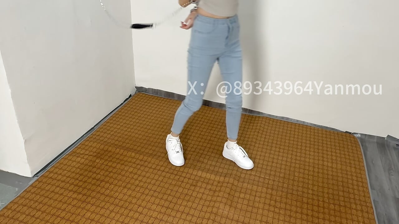 타이트한 청바지를 입은 소녀를 감옥에 가두기