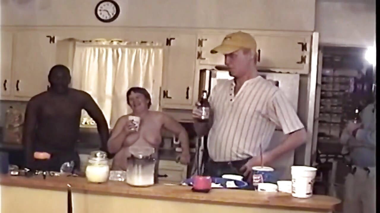 O mamă sexy blondă matură călărește tare o pulă neagră în orgie vintage