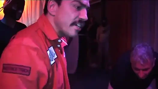 Крошку-блондинку с ошейником глубоко отфистили и текущую мокрую