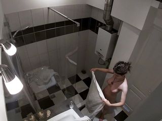 Op mijn stiefzus cammen onder de douche