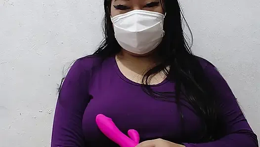 Janda menggoda bermain memek sendirian