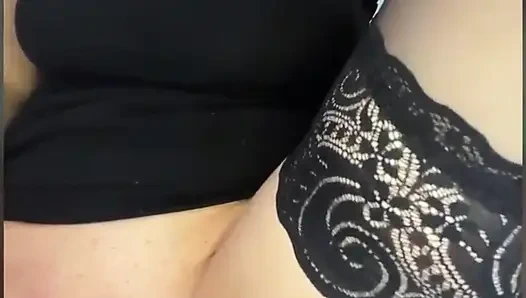 Sıkı göte büyük anal tıkaç, amcığını parmaklıyor