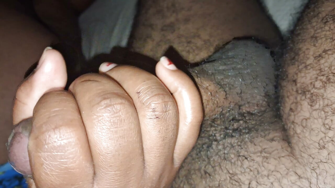 बड़ी गांड वाली इवेंजेलिकल सौतेली माँ मासूम सौतेले बेटे का लंड हिलाते हुए, जबकि सौतेला पिता काम पर है