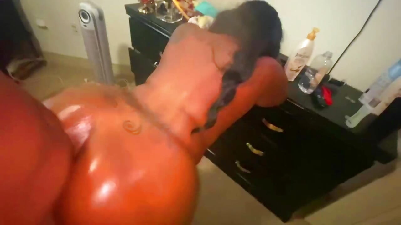 Tyłek podskakuje szalony na penisie