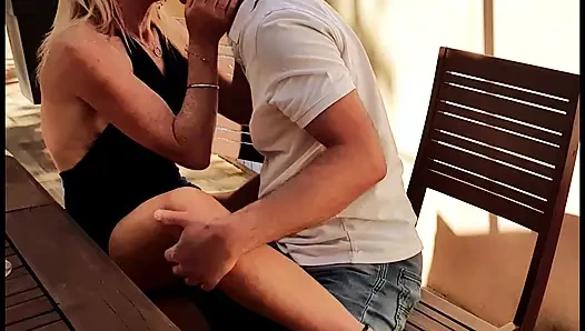 Ateşli ve azgın Fransız çift çok tahrik oldu, veranda masasında bir şişeyi dışarıda hemen yanında sikerek düzelttiler