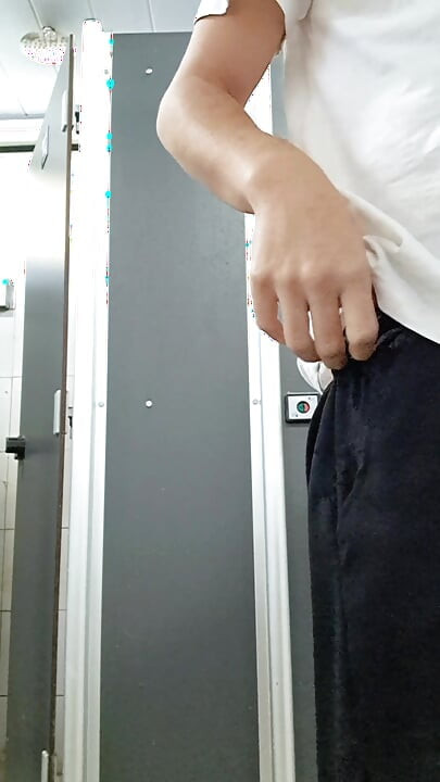 我差點被抓到在卡車司機去洗澡的浴室裡炫耀。