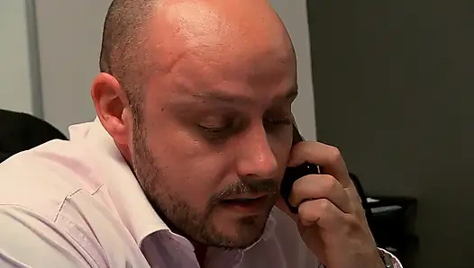 Heißes brünettes schätzchen mit dicken möpsen wird im büro gefickt