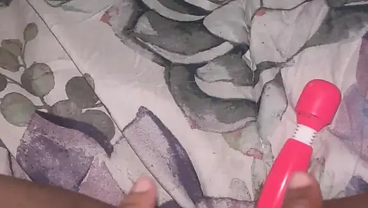 Tonton aku bermain dengan memek hitamku yang gemuk