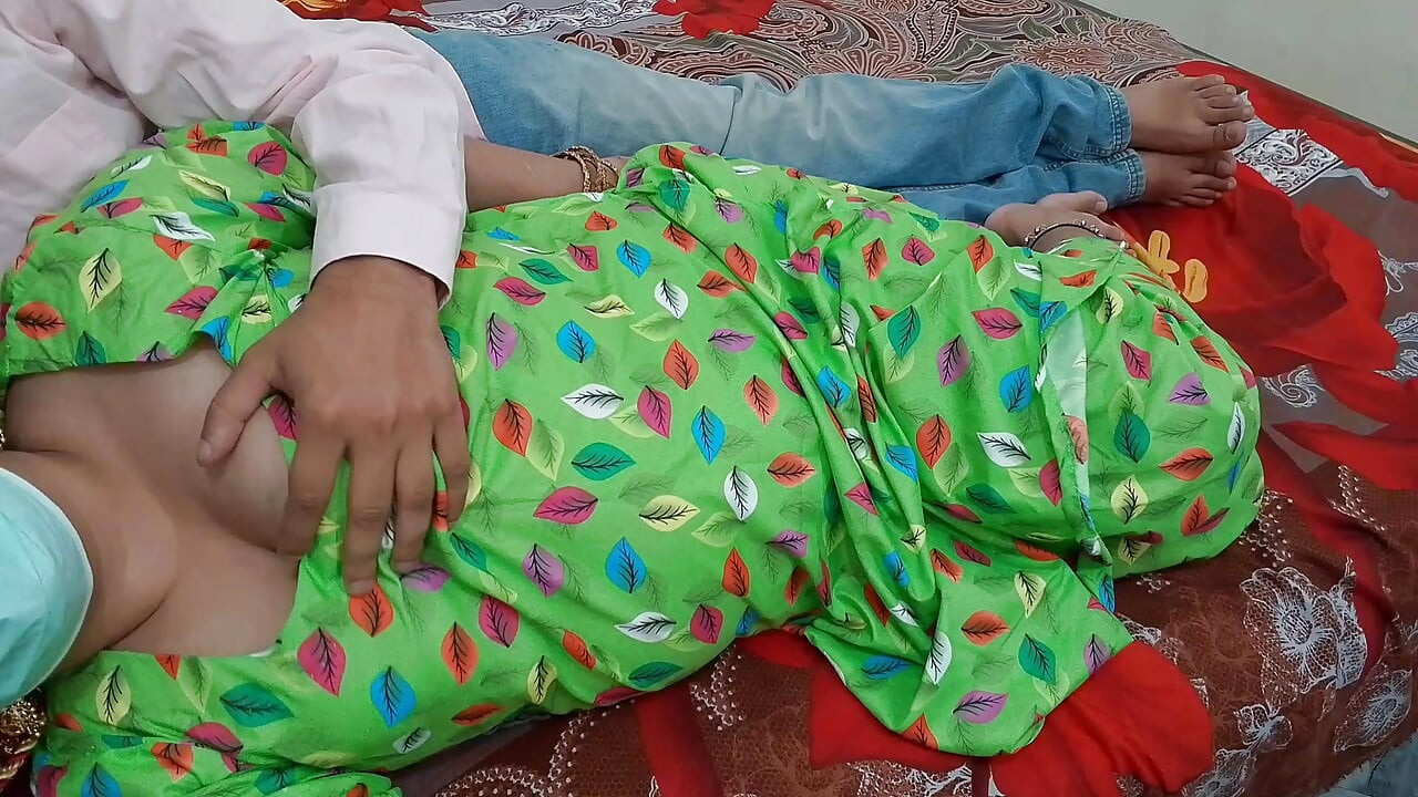 Madrasta estava chateada, enteado descobriu - madrasta indiana e enteado compartilham cama de solteiro