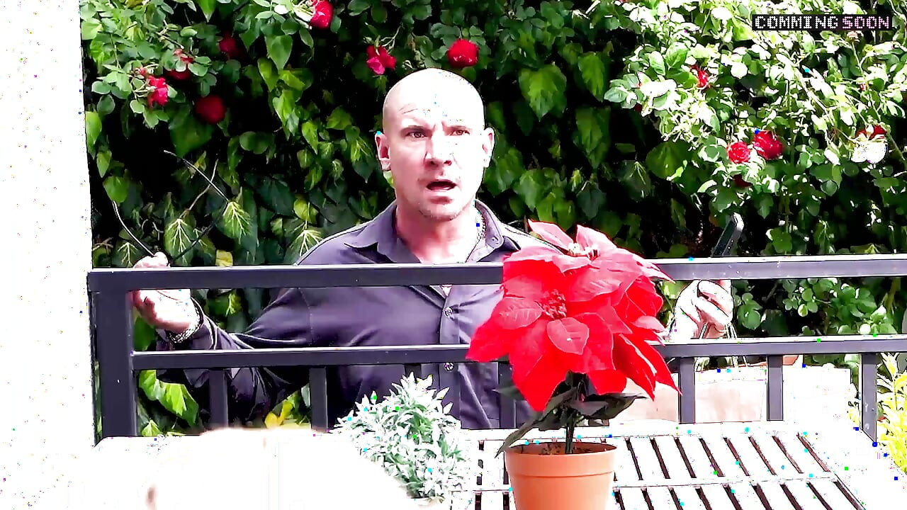 El marido de Kitty Li la atrapa con el jardinero y se une para un doble anal