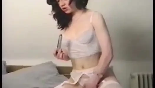 Cewek imut yang sange suka meluncurkan dildo ke dalam memeknya yang sempit