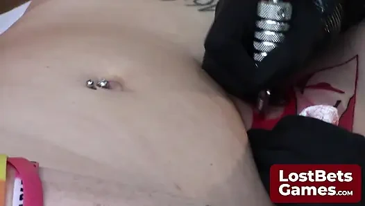 Doğum gününde dövme salonunun dışında gergin bir şekilde durdu