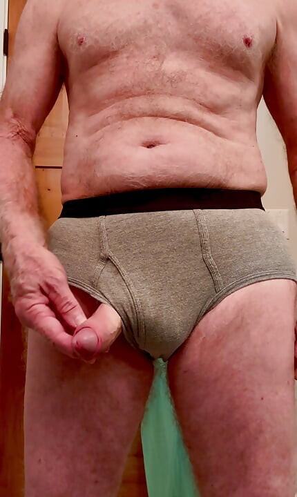 Bajando mi ropa interior y jugando con mi polla sin cortar y bolas afeitadas