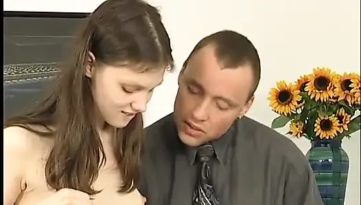 Seksi kızlar birbirlerinin amlarını yalıyor ve küçük bir yarağa dokunuyor