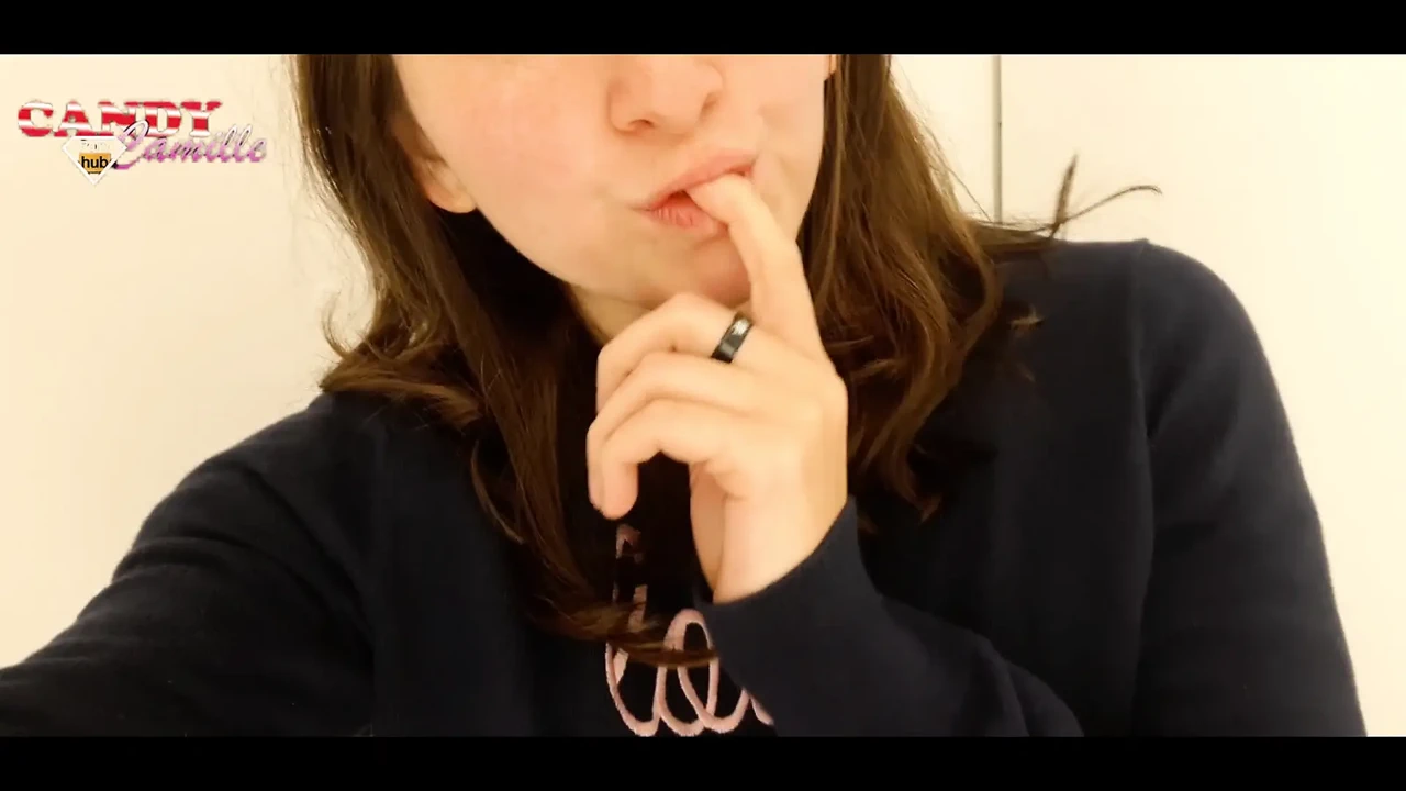 Rất tiếc, tôi đã thủ dâm trong phòng thử đồ cho đến khi tôi phun nước