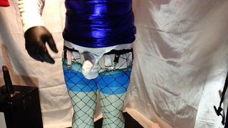 Show-Sissy-Schlampe in Weiß und Blau fickt sie beim Spielen