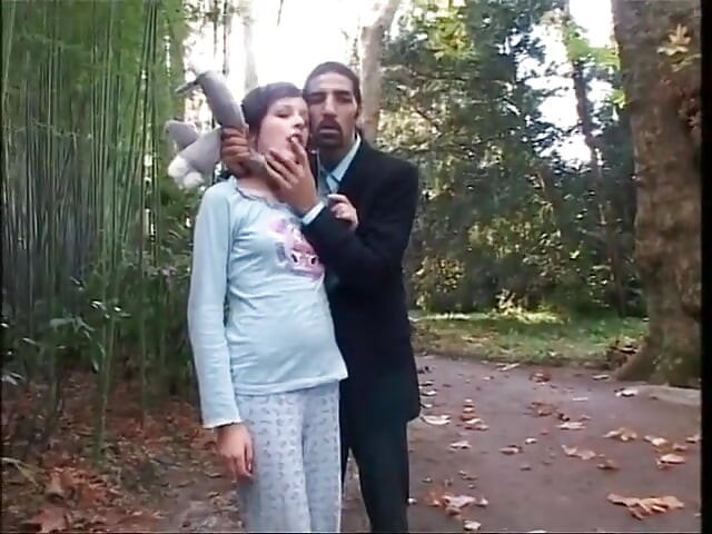 Twee mannen domineren een vrouw en een shemale