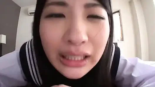 Ein mann mittleren alters und eine uniformierte schönheit