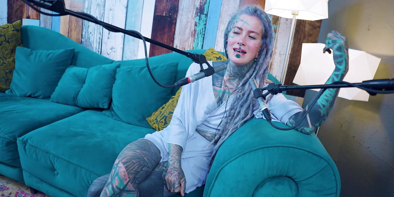 Mówię o J - Jelousy - ASMR podcast SFW talk goth chudy dziewczyna dredy tatuaż model atramentem dziewczyna