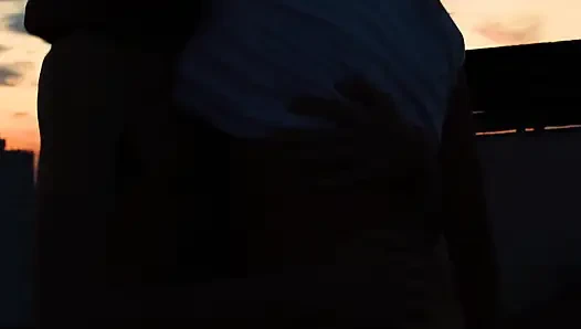 Kız arkadaşıma üniversitenin çatısı üzerinde hızlı bir sikiş yapıyorum