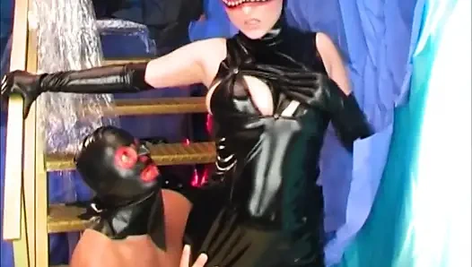 Brunette panas dengan payudara besar mengambil kontol yang bagus