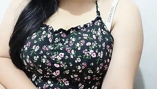 Die schöne große Schwester kommt gerade aus einem kleinen Dorf