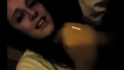 Elle s&#39;est fait filmer en train de sucer une bite pendant une aventure de nuit