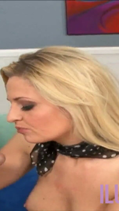 Rubia de tetas pequeñas le encanta que la follen | Clip 3