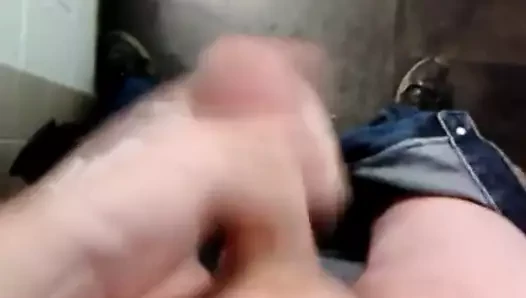 Parktaki umumi tuvalette eğleniyor