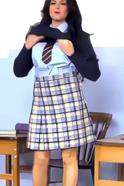 पीला और नीला शूट फियोना जी की विशेषता है